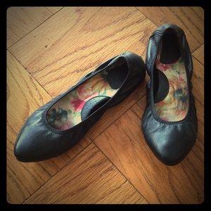 Born Shoes Black Leather Flats